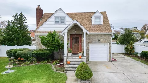 32 W 3rd St, Freeport, NY 11520