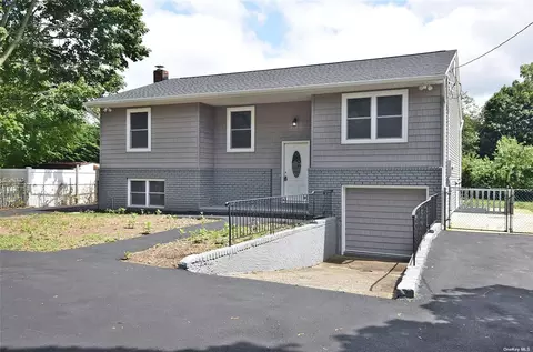 1671 N Gardiner Dr, Bay Shore, NY 11706