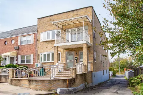 10-10 116th St, College Point, NY 11356