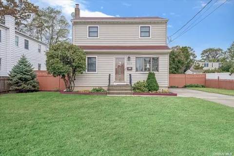 263 N Fulton Ave, Lindenhurst, NY 11757