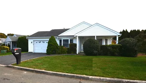 5 Willow Ct #5, Manorville, NY 11949