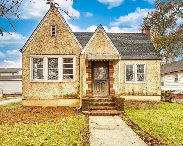 28 Taylor Pl, Hempstead, NY 11550