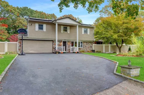 103 Woodview Ln, Centereach, NY 11720