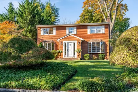 35 Summit St, Huntington, NY 11743