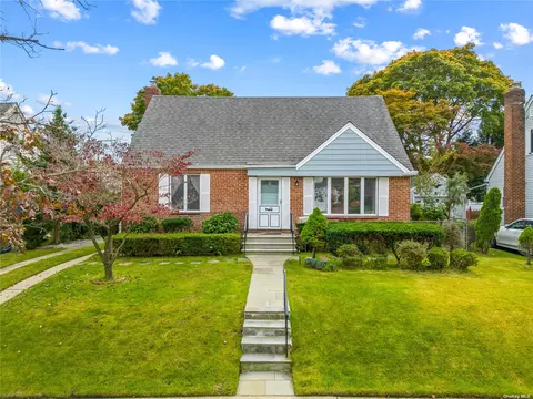 54 Campbell St, New Hyde Park, NY 11040