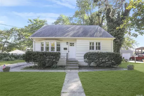 426 W 4th St, West Islip, NY 11795