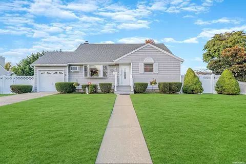 447 15th St, West Babylon, NY 11704