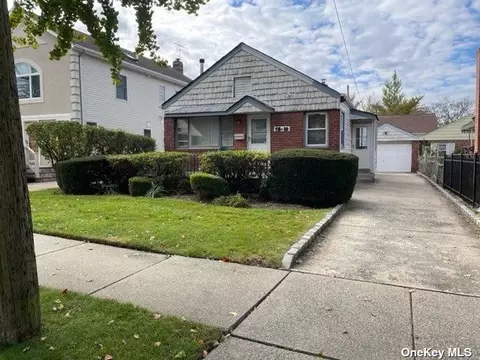 78-10 266th St, Floral Park, NY 11004