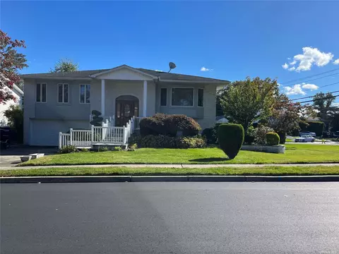 2 Knolls Dr, Manhasset Hills, NY 11040