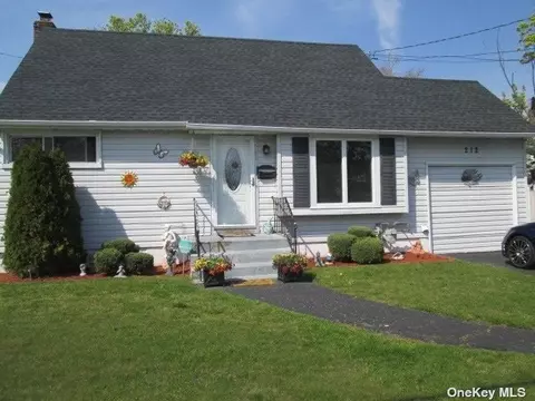 212 30th St, Lindenhurst, NY 11757