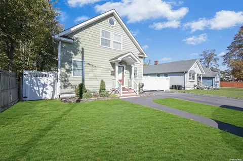 5 Henry Pl, Bay Shore, NY 11706
