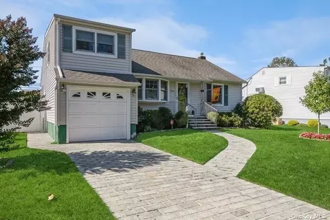 556 Heathcliff Dr, Seaford, NY 11783