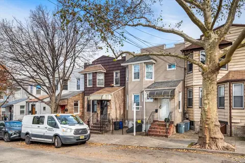 58-19 60th Pl, Maspeth, NY 11378