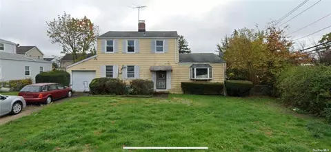 170 Manchester St, Westbury, NY 11590
