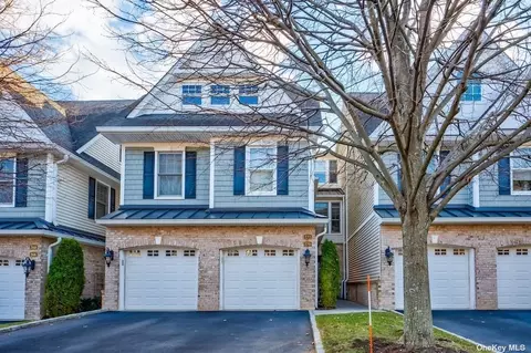 272 Roosevelt Way #1, Westbury, NY 11590