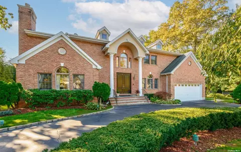 26 Club Dr, Roslyn Heights, NY 11577