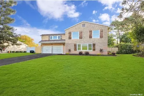 20 Lollypine Ln, Medford, NY 11763