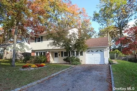 46 Foxwood Dr, Huntington Station, NY 11746