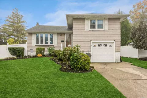 88 N Cedar St, Massapequa, NY 11758
