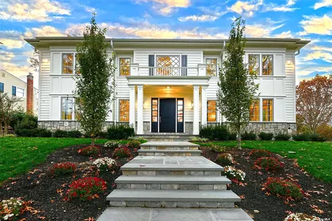2 Willow Ct, Manhasset, NY 11030
