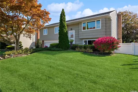 7 Burns Ln, Massapequa, NY 11758