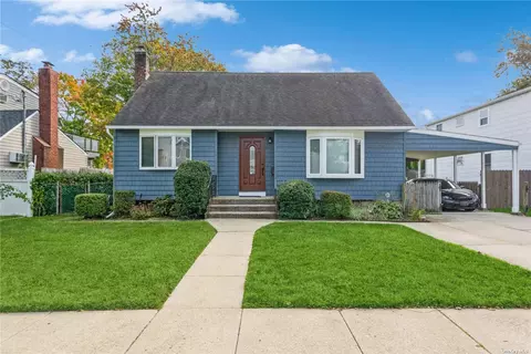 2436 Hudson St, East Meadow, NY 11554
