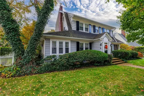 2 Cornwell St, Rockville Centre, NY 11570