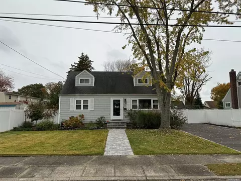 5 Starbuck Ct, West Babylon, NY 11704