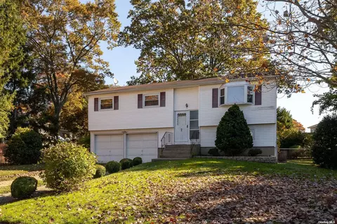 7 Sun Ct, Brentwood, NY 11717