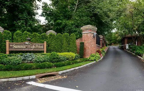 97 Deer Run #97, Roslyn Heights, NY 11577