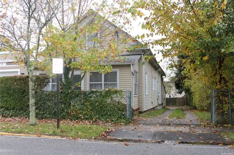 327 Hamilton Ave, Riverhead, NY 11901