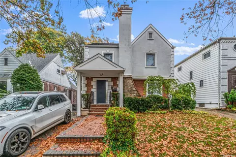 82-03 Utopia Pkwy, Jamaica Estates, NY 11432