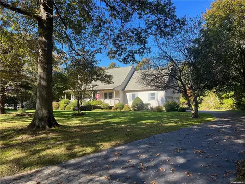 32 Bay Run, Jamesport, NY 11947