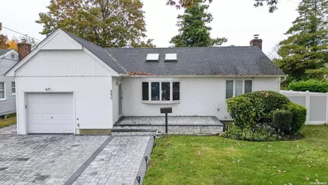 890 Warner Rd, Valley Stream, NY 11580