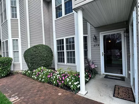 879 Verona Dr #879, Melville, NY 11747