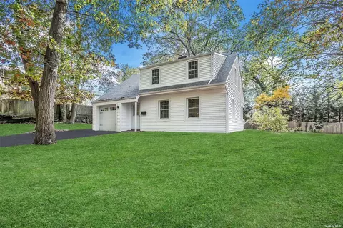 32 Godfrey Ave, Bayville, NY 11709