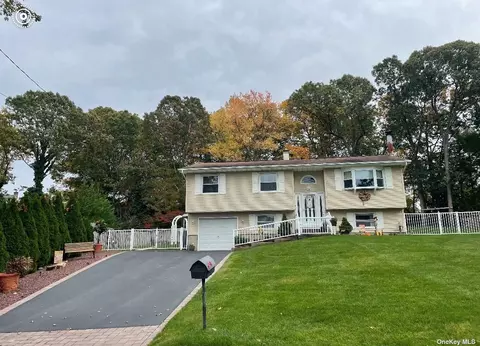 30 Shelton Ct, Lake Ronkonkoma, NY 11779