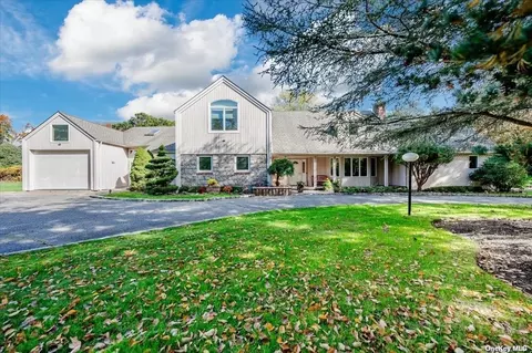 83 Cherry Ln, Laurel Hollow, NY 11791