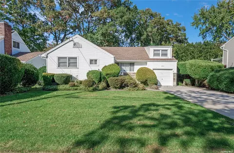 255 New Hampshire Ave, Massapequa, NY 11758