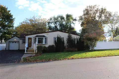 42 Irene St, Lindenhurst, NY 11757