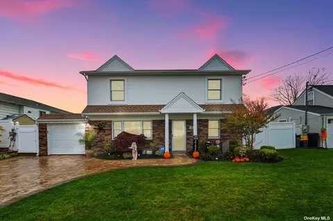 18 Maple St, Massapequa, NY 11758