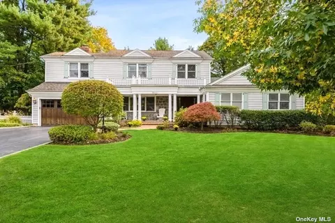 11 Maplewood Ln, East Hills, NY 11576