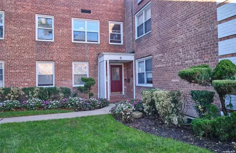 6 Edwards St #2A, Roslyn Heights, NY 11577