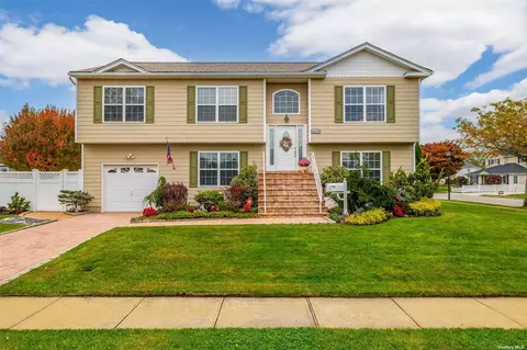 3471 Roanoke St, Seaford, NY 11783