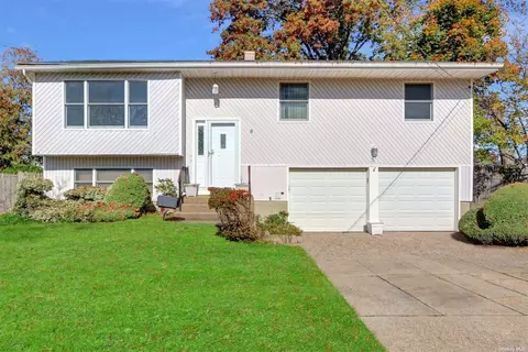 5 Grouse Dr, Brentwood, NY 11717