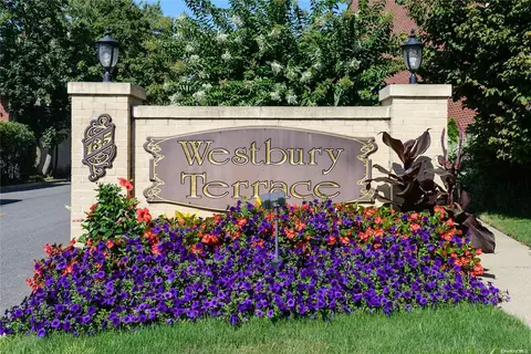 135 Post Ave #5R, Westbury, NY 11590