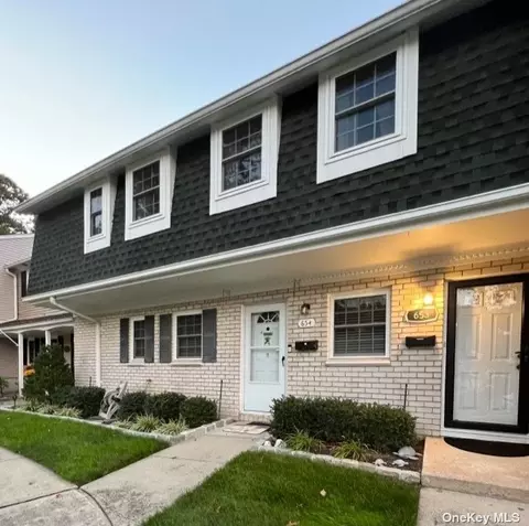 654 Village Dr #654, Hauppauge, NY 11788