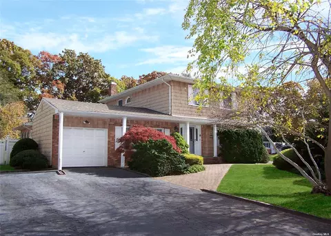 107 Wexford Dr, Oakdale, NY 11769
