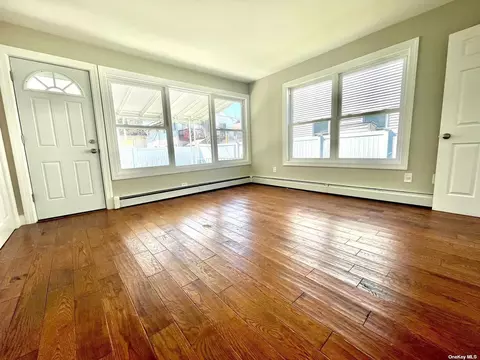 370 E Pine St, Long Beach, NY 11561