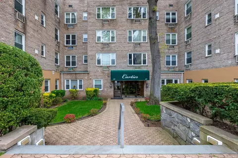 21 Bond St #1D, Great Neck, NY 11021